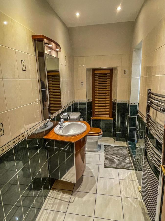 אינברנס Cathedral Apartment מראה חיצוני תמונה